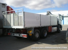 Camión usado marca IVECO modelo MP240E38PS, 6x2, con el tercer eje elevable, con una grua HIAB 092.2 y caja fija con laterales de aluminio.