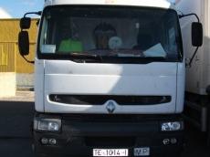 Camión usado marca Renault modelo 250.18, manual, 4x2, con caja frigorífica.