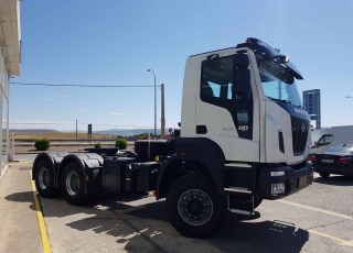 Nueva Tractora  IVECO ASTRA HD9 64.50, 6x4 de 500cv, Euro 6 manual con intarder para 130Tn.

 - Aire acondicionado.
 - Ventana pared trasera cabina.
 - Radio bluetooh.
 - Visera exterior.
 - Avisador acustico marcha atrás.
 - Barra estabilizadora en eje trasero.
 - Espejos retovisores calefactados y electricos.
 - Suspension parabolica delantera reforzada 9tn.
 - Faros rotativos LED naranjas.
 - Escalon de inspección.
 - Camaras de freno de estacionamiento adicionales.
 - Calentamiento deposito urea y gasoleo.
 - 5ª rueda 3 1/2".
 - Freno de estacionamiento en todos ejes.
 - Asiento de confort.
 - ASR y  ABS Off Road.
 - Cierre centralizado.
 - Toma de aire auxiliar en chasis.
 - Claxon electroneumatico.
 - Calandra Desing pack negra.
 - Cambio manual con intarder.
 - Neumaticos Pirelli 385/65R22,5 y 315/80R22,5