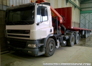 Tractora DAF FTS CF85.380 6x2, manual, Fabricación 2003, 175.000km, ruedas 80%.
Con pluma PK44002, cabrestante, radio control, 4 patas.

Semiremolque plataforma marca Leciñena, 3 ejes suspension neumatica. Año fabricación 2003.