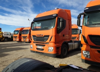 Cabeza tractora IVECO AS440S46TP, 
Hi Way, 
Euro6, 
automática con intarder, 
Del año 2015, 
Con 388.012km.
Neumáticos 385/55R22.5 y 315/70R22.5
Color naranja.