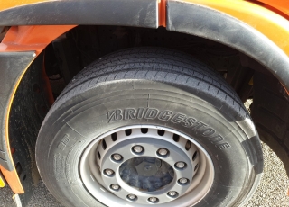 Cabeza tractora IVECO AS440S46TP, 
Hi Way, 
Euro6, 
automática con intarder, 
Del año 2015, 
Con 388.012km.
Neumáticos 385/55R22.5 y 315/70R22.5
Color naranja.