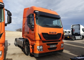 Cabeza tractora IVECO AS440S46TP, 
Hi Way, 
Euro6, 
automática con intarder, 
Del año 2015, 
Con 351.538km.
Neumáticos 385/55R22.5 y 315/70R22.5
Color naranja.
