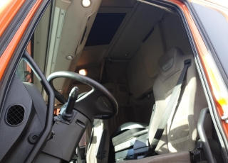 Cabeza tractora IVECO AS440S46TP, 
Hi Way, 
Euro6, 
automática con intarder, 
Del año 2015, 
Con 351.538km.
Neumáticos 385/55R22.5 y 315/70R22.5
Color naranja.