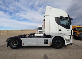 Cabeza tractora IVECO AS440S46TP, 
Hi Way, 
Euro6, 
Automática con intarder, 
Del año 2015, 
Con 705.080km.
Neumáticos 315/70R22.5
Carenados laterales.
Equipo de frio nocturno.

Precio 15.000€+IVA, con tractora SIN  reacondicionar y SIN garantía.

Precio 17.500€+IVA, con tractora reacondicionada y SIN garantía.