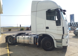 Cabeza tractora IVECO AS440S46TP, 
Hi Way, 
Euro6, 
Automática con intarder, 
Del año 2015, 
Con 532.559km.
Neumáticos 365/55R22.5 y 315/70R22.5


Precio 28.500€+IVA, con tractora reacondicionada y con 12 meses de garantía de cadena cinemática.