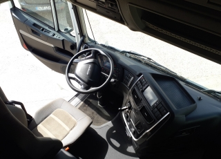 Tractor head IVECO AS440S46TP,
Hi Way, 
Euro6,
Automatic with retarder, 
year 2015,
with 602.469km.