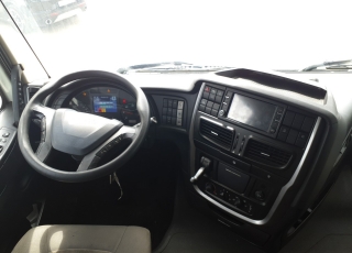 Tractor head IVECO AS440S46TP,
Hi Way, 
Euro6,
Automatic with retarder, 
year 2015,
with 457.795km.
