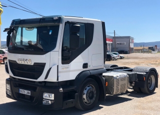 Cabeza tractora IVECO AT440S46T/FP CT, Hi Road, Euro6, automática con intarder, del 2016, con 371.191km.
Cabina estrecha con cama.
Portacoches