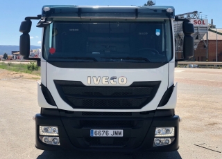 Cabeza tractora IVECO AT440S46T/FP CT, Hi Road, Euro6, automática con intarder, del 2016, con 371.191km.
Cabina estrecha con cama.
Portacoches