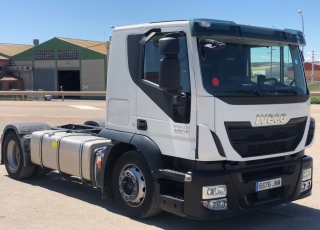 Cabeza tractora IVECO AT440S46T/FP CT, Hi Road, Euro6, automática con intarder, del 2016, con 371.191km.
Cabina estrecha con cama.
Portacoches