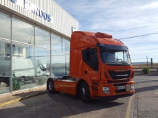 Cabeza tractora IVECO Hi Road AT440S46T/P Euro 6, automática con intarder, del 21/12/2015, 107.007km, con carenados laterales, llantas de aluminio, ADR básico, equipo de frió nocturno con garantía de extra cadena cinemática hasta el 22/12/18.