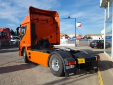 Cabeza tractora IVECO Hi Road AT440S46T/P Euro 6, automática con intarder, del 21/12/2015, 107.007km, con carenados laterales, llantas de aluminio, ADR básico, equipo de frió nocturno con garantía de extra cadena cinemática hasta el 22/12/18.