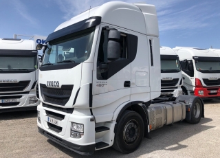 Cabeza tractora IVECO Hi Way AS440S46T/P, automática con intarder, de 2016, con 386.400km.