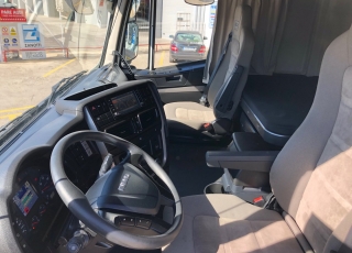 Tractor head IVECO Hi Way AS440S46T/P, automatic with retarder, year 2015, with 175.607km.