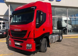 Tractor head IVECO Hi Way AS440S46T/P, automatic with retarder, year 2015, with 327.044km.