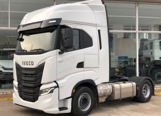 Nueva Tractora  IVECO S-WAY AS440S51TP:
- Motor Cursor 13, 510cv.
- Automática con intarder.
- Climatizador.
- Calefactor suplementario.
- Depósito combustible 1260 litros.
- Adblue 135 litros.
- 2 literas 
- Apoyabrazos 
- Asiento pasajero neumático.
- Partes Plásticas Color Cabina (Blanco).
- Spoilers laterales y de techo.
- Frigo Premium.
- Quinta rueda TEFLÓN R 2 H=150mm + 50mm. 
- Abatimiento Cabina asistido.
- Bocina neumática en chasis.
- Volante en piel.
- Cierre centralizado.
- GPS predictivo y FMS.
- Nuevas luces de ambiente LED.
- Visera externa.
- Calderines de aluminio.
- Baterias 220A.
- Luces antiniebla función cornering.
- INFOTAINMENT+ DSE + DAS.