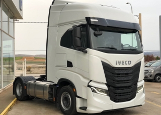 Nueva Tractora  IVECO S-WAY AS440S51TP:
- Motor Cursor 13, 510cv.
- Automática con intarder.
- Climatizador.
- Calefactor suplementario.
- Depósito combustible 1260 litros.
- Adblue 135 litros.
- 2 literas 
- Apoyabrazos 
- Asiento pasajero neumático.
- Partes Plásticas Color Cabina (Blanco).
- Spoilers laterales y de techo.
- Frigo Premium.
- Quinta rueda TEFLÓN R 2 H=150mm + 50mm. 
- Abatimiento Cabina asistido.
- Bocina neumática en chasis.
- Volante en piel.
- Cierre centralizado.
- GPS predictivo y FMS.
- Nuevas luces de ambiente LED.
- Visera externa.
- Calderines de aluminio.
- Baterias 220A.
- Luces antiniebla función cornering.
- INFOTAINMENT+ DSE + DAS.