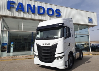 Nueva Tractora  IVECO S-WAY AS440S51TP:
- Motor Cursor 13, 510cv.
- Neumáticos 385/65R22.5 y 3151/80R22.5.
- Automática con intarder.
- Visera externa.
- Calderines de aluminio.
- Partes Plásticas Color Cabina (Blanco).
- Baterías 220A.
- Volante en piel.
- Seccionador de baterías eléctrico.
- Spoilers laterales y de techo.
- Abatimiento Cabina asistido.
-  Cajón herramientas bajo piso.
- Parasol enrrollable en puertas.
- Adblue 135 litros.
- Asiento pasajero neumático.
- Depósito combustible 1260 litros.
- Quinta rueda JOST.
- Safety lock (Cierre nocturno.
- Calefactor suplementario.
- Frigo Premium.
- INFOTAINMENT+ DSE + DAS.
- Navegador.
- Luces antiniebla función cornering.
- Bocina neumática en chasis.
- GPS predictivo y FMS.
- Nuevas luces de ambiente LED.
- Climatizador.
- 2 literas