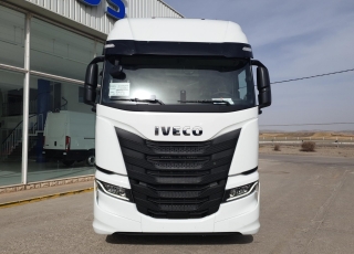 Nueva Tractora  IVECO S-WAY AS440S51TP:
- Motor Cursor 13, 510cv.
- Neumáticos 385/65R22.5 y 3151/80R22.5.
- Automática con intarder.
- Visera externa.
- Calderines de aluminio.
- Partes Plásticas Color Cabina (Blanco).
- Baterías 220A.
- Volante en piel.
- Seccionador de baterías eléctrico.
- Spoilers laterales y de techo.
- Abatimiento Cabina asistido.
-  Cajón herramientas bajo piso.
- Parasol enrrollable en puertas.
- Adblue 135 litros.
- Asiento pasajero neumático.
- Depósito combustible 1260 litros.
- Quinta rueda JOST.
- Safety lock (Cierre nocturno.
- Calefactor suplementario.
- Frigo Premium.
- INFOTAINMENT+ DSE + DAS.
- Navegador.
- Luces antiniebla función cornering.
- Bocina neumática en chasis.
- GPS predictivo y FMS.
- Nuevas luces de ambiente LED.
- Climatizador.
- 2 literas