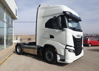 Nueva Tractora  IVECO S-WAY AS440S51TP:
- Motor Cursor 13, 510cv.
- Neumáticos 385/65R22.5 y 3151/80R22.5.
- Automática con intarder.
- Visera externa.
- Calderines de aluminio.
- Partes Plásticas Color Cabina (Blanco).
- Baterías 220A.
- Volante en piel.
- Seccionador de baterías eléctrico.
- Spoilers laterales y de techo.
- Abatimiento Cabina asistido.
-  Cajón herramientas bajo piso.
- Parasol enrrollable en puertas.
- Adblue 135 litros.
- Asiento pasajero neumático.
- Depósito combustible 1260 litros.
- Quinta rueda JOST.
- Safety lock (Cierre nocturno.
- Calefactor suplementario.
- Frigo Premium.
- INFOTAINMENT+ DSE + DAS.
- Navegador.
- Luces antiniebla función cornering.
- Bocina neumática en chasis.
- GPS predictivo y FMS.
- Nuevas luces de ambiente LED.
- Climatizador.
- 2 literas