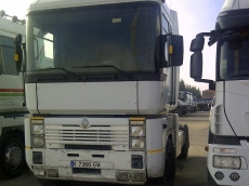 Tractora usada marca Renault modelo Magnum AE 430.18, manual con intarder, del año 1999.