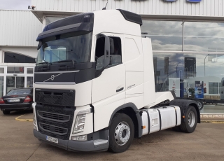 Cabeza tractora,
VOLVO FH13 500,
automática con freno motor, 
del año 2017,
con 548.233km.

Precio 45.800€+IVA con tractora reacondicionada, ITV y revisión de tacografo al día y SIN garantía.