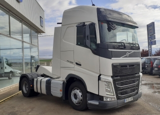 Cabeza tractora,
VOLVO FH13 500,
automática con freno motor, 
del año 2017,
con 548.233km.

Precio 45.800€+IVA con tractora reacondicionada, ITV y revisión de tacografo al día y SIN garantía.