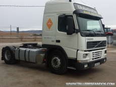 Cabeza tractora VOLVO FM12 420, manual, año 2001, 894.828km, con una cama.