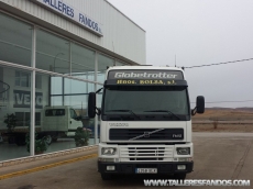 Cabeza tractora VOLVO FM12 420, manual, año 2001, 894.828km, con una cama.