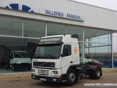 Cabeza tractora VOLVO FM12 420, manual, año 2001, 894.828km, con una cama.