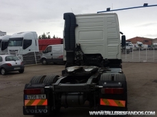 Cabeza tractora VOLVO FM12 420, manual, año 2001, 894.828km, con una cama.