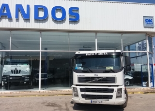 Cabeza tractora de ocasión VOLVO FM42 400, manual con equipo hidraulico, 897.778km del año 2008.