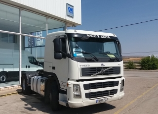 Cabeza tractora de ocasión VOLVO FM42 400, manual con equipo hidraulico, 897.778km del año 2008.