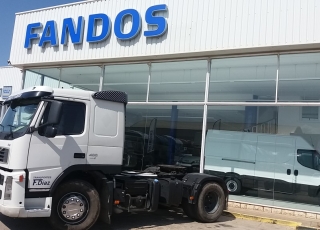 Cabeza tractora de ocasión VOLVO FM42 400, manual con equipo hidraulico, 897.778km del año 2008.