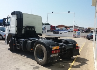 Cabeza tractora de ocasión VOLVO FM42 400, manual con equipo hidraulico, 897.778km del año 2008.