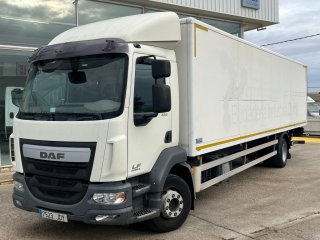 Caja cerrada con plataforma elevadora DAF LF 220 FA Caja cerrada con plataforma elevadora DAF LF 220 FA