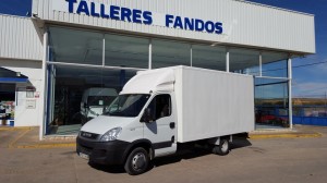 Furgoneta IVECO Daily 35C15, de 150CV, del año 2011, con una caja paquetera.