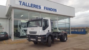 Entrega de cabeza tractora de obras de ocasión IVECO AD400T41 con suspensión de ballestas, para Alcobendas, Madrid.  Tenemos otra tractora igual, puedes ver sus características aquí: https://www.talleresfandos.com/segunda-mano-ocasion-usados/camiones-pesados/tractora-iveco-ad400t41-tractor-unit-iveco-ad400t41-1/