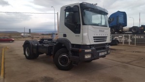 Entrega de cabeza tractora de obras de ocasión IVECO AD400T41 con suspensión de ballestas, para Alcobendas, Madrid.  Tenemos otra tractora igual, puedes ver sus características aquí: https://www.talleresfandos.com/segunda-mano-ocasion-usados/camiones-pesados/tractora-iveco-ad400t41-tractor-unit-iveco-ad400t41-1/