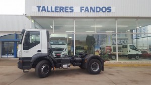Entrega de cabeza tractora de obras de ocasión IVECO AD400T41 con suspensión de ballestas, para Alcobendas, Madrid.  Tenemos otra tractora igual, puedes ver sus características aquí: http://www.talleresfandos.com/segunda-mano-ocasion-usados/camiones-pesados/tractora-iveco-ad400t41-tractor-unit-iveco-ad400t41-1/