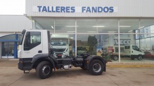 Entrega de cabeza tractora de obras de ocasión IVECO AD400T41 con suspensión de ballestas, para Alcobendas, Madrid.  Tenemos otra tractora igual, puedes ver sus características aquí: https://www.talleresfandos.com/segunda-mano-ocasion-usados/camiones-pesados/tractora-iveco-ad400t41-tractor-unit-iveco-ad400t41-1/