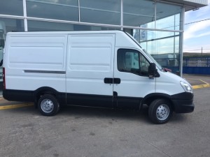 Entrega de furgoneta de ocasión IVECO Daily 35S13V de 12m3 para empresa paquetera de Teruel.