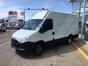 Entrega de furgoneta de ocasión IVECO Daily 35S13V de 12m3 para empresa paquetera de Teruel.