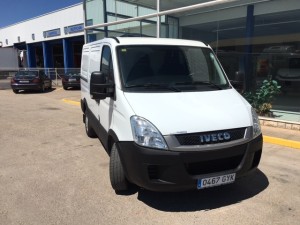 Entrega de furgón de ocasión IVECO 35S13V de 7m3 en Barañain, Navarra.