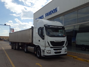 Entrega en Calanda, Teruel. Una tractora nueva IVECO Hi Way AS440S48T/P.