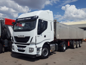 Entrega en Calanda, Teruel. Una tractora nueva IVECO Hi Way AS440S48T/P.