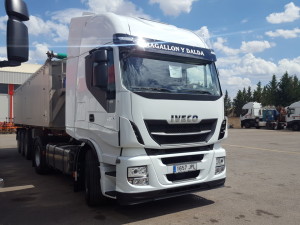 Entrega en Calanda, Teruel. Una tractora nueva IVECO Hi Way AS440S48T/P.