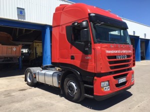 Entrega de cabeza tractora de ocasión IVECO AS440S42TP automática con intarder para Coria del Rio, Sevilla.