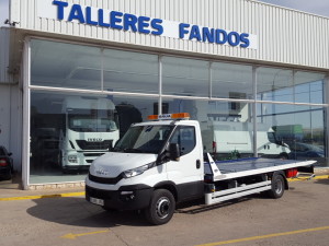 Furgoneta nueva IVECO Daily 70C17 de 7.2Tn de MMA con una plataforma de rescate en carretera. Entregada en La Puebla de Valverde en Teruel. 